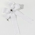 Dettaglio del fiocco bianco con balze, cuore nero centrale e croci d'argento - Bianco