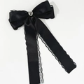 Detalle de lazo de satén negro con encaje y diamantes de imitación de corazón central - Negro
