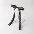 Detalle de un lazo de satén negro estilo ballet con encaje blanco y cintas largas - Negro