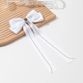 Elegante witte satijnen strik haarklem met zwart strass hart en lange kwastlinten - Wit