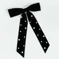 Dettaglio dell'elegante fiocco in velluto nero con perle cucite a mano su sfondo bianco - Nero