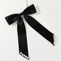 Elegante fermaglio per capelli in raso nero con nastri lunghi e perle su sfondo bianco - Nero