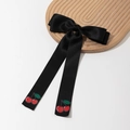 Detalle de lazo de satén negro para el pelo con cintas largas y estampado de cerezas - Negro