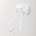 Detalle de pinza para el pelo en satén blanco con lazo de capas y cintas elegantes - Blanco