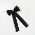 Haarklammer mit schwarzer Spitzenschleife, Strass-Herz und langen, eleganten Bändern - Schwarz