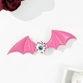 Dettaglio molletta per capelli con ali di pipistrello di Halloween e bulbo oculare rosso - Rosa