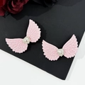 Nahaufnahme von rosa Pailletten-Engelsflügel-Haarspangen mit herzförmigem Kristall - Rosa Flügel Weißes Herz