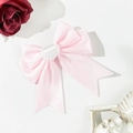 Pinza para el pelo con lazo de satén rosa y detalle de corazón en fondo blanco - Rosa