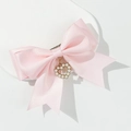 Detalle de pinza para pelo con lazo de satén rosa y colgante de corazón de perlas - Rosa