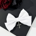 Dettaglio del fermaglio per capelli con fiocco in pizzo bianco e croce in stile vintage - Bianco