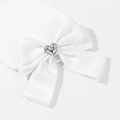 Elegante weiße Satin-Haarschleife mit silbernem Herz-Metallelement für Damen - Weiß