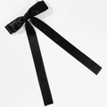Détail de la pince à cheveux nœud en satin noir avec de longs rubans fluides élégants - Noir