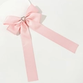 Detail einer rosa Satin-Haarspange mit funkelndem silbernem Herz-Straßstein - Rosa