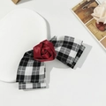 Barrette à cheveux à carreaux avec rose en satin rouge sur plateau en céramique - Noir