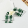 Vue détaillée du nœud à carreaux avec rose en satin crème sur support en pierre - Vert