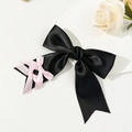 Détail de la barrette à cheveux nœud en satin noir et rose au style balletcore élégant - Noir