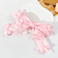Detalle de pasador para el cabello de satén rosa claro con cintas decorativas estilo francés - Rosa