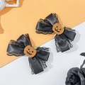 Detailansicht der Halloween-Haarspangen mit schwarzer Spitze und glitzerndem Kürbisdekor - Schwarzer Spitzenstil