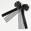 Detalle de pasador gótico de encaje negro con cristal de corazón y cintas de satén - Negro