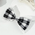 Dettaglio del fermaglio per capelli vintage pied-de-poule con eleganti bordi in pizzo - Quadri bianco e nero / Nero
