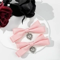 Rosa Seidenschleife-Haarspangen mit silbernem Herz und Kreuz-Anhänger für Damen - Rosa