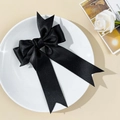 Elegante zwarte satijnen dubbellaagse haarstrik clip op een wit keramisch bord decor - Zwart