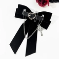 Fiocco per capelli gotico in velluto con fibbia a cuore, spille e ciondolo a croce in metallo - Nero