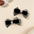 Detalle de horquillas de lazo en terciopelo negro y encaje con pedrería de corazón - Pinza de Lazo Negra / Negro