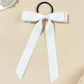Detailansicht eines weißen Satin-Haargummis mit Schleife und langen Bändern - Weiß