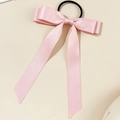 Detailansicht eines rosa Satin-Schleifen-Haargummis mit langen Bändern und Gummiband - Rosa