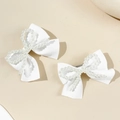 Detalle de pinzas para el pelo con lazos de satén blanco y bordes de perlas sintéticas - Blanco