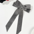 Detalle de lazo para el pelo en felpa gris con cintas largas y textura de terciopelo - Gris