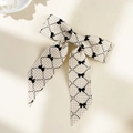 Detail einer britischen karierten Schleifen-Haarspange mit eleganten langen Bändern - Off-White Kariert (Federclip)