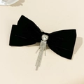 Dettaglio molletta a fiocco in velluto nero con cuore di strass e nappe d'argento lucide - Nero