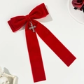 Detalle de pasador de pelo con lazo de terciopelo rojo, cruz gótica y cintas largas - Rojo