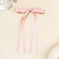 Lazo de satén rosa con cintas largas y elegantes sobre un fondo beige minimalista - Rosa