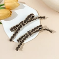 Detalle de pinzas para el pelo con lazo de felpa marrón oscuro y bordes ondulados beige - Trenzado Marrón Oscuro