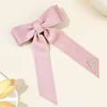 Nahaufnahme der rosa Cord-Schleifen-Haarspange mit Strass-Buchstabe A und Tulpe-Deko - Rosa