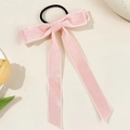 Rosa Samt-Haargummi mit langer Schleife zeigt weiche Textur und elegantes Design - Rosa