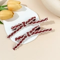 Lazos para el pelo en rojo vino con bordes ondulados blancos en bandeja decorativa - Borde Ondulado Rojo Vino