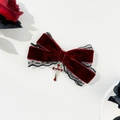 Barrette vintage en velours rouge avec dentelle noire et pendentif croix argent - Bordeaux