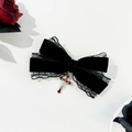 Détail de la pince à cheveux en velours gothique avec dentelle et croix rouge - Noir