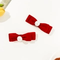 Dettaglio di fermagli per capelli con fiocchi in velluto rosso e grandi perle stile retrò - Rosso