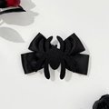 Detail einer schwarzen Gothic Spinnen-Haarschleife mit Satinband auf weißem Grund - Schwarz
