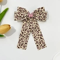 Detailansicht der Haarspange mit Leopardenmuster und rosa Kristall-Schmetterling - Aprikose