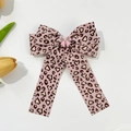 Nahaufnahme der rosa Haarschleife mit Herz-Leopardenmuster und Glitzer-Detail oben - Rosa