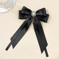 Detail der schwarzen Satin-Haarschleife mit zentralem funkelnden Strass-Blumencluster - Schwarz