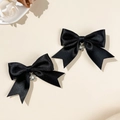 Elegante paio di fiocchi per capelli in raso nero con ciondolo a fiore e perle bianche - Nero