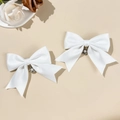 Paia di eleganti fiocchi per capelli in raso bianco con perla delicata e ciondolo - Bianco
