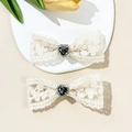 Barrettes en dentelle avec strass en forme de cœur dans un style doux et minimaliste - Beige